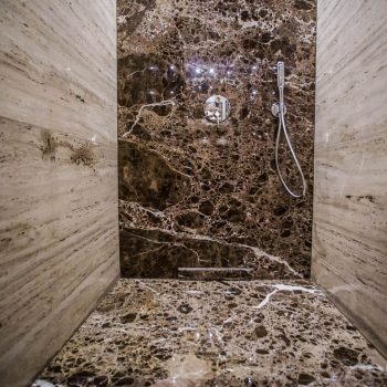 1-Marmur i trawertyn w kabinie prysznicowej Marmur i trawertyn w kabinie prysznicowej