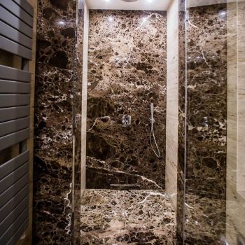 2-Kabina prysznicowa z marmuru Kabina prysznicowa z marmuru